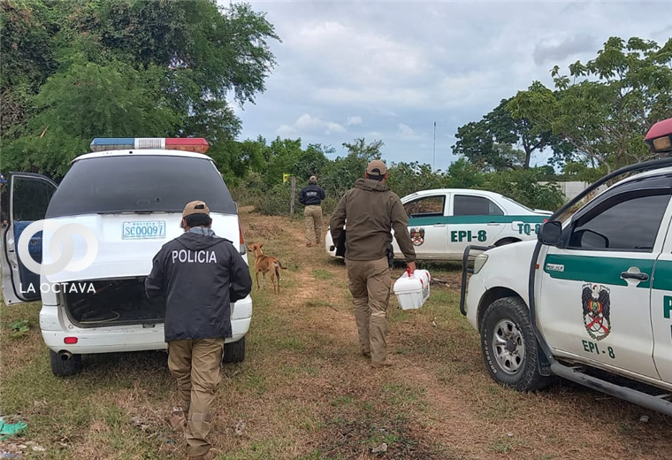 Policía Boliviana llega al lugar donde encontraron el cuerpo calcinado de un hombre