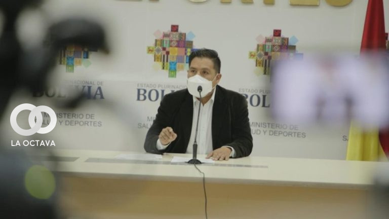 Gobierno advierte con descuentos a médicos que atenten contra la salud