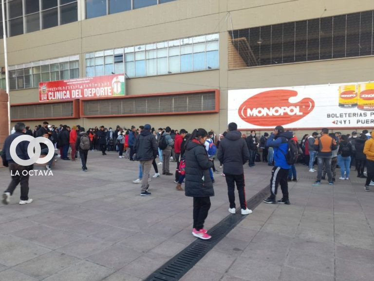 Persisten las filas para comprar entradas para el clásico paceño