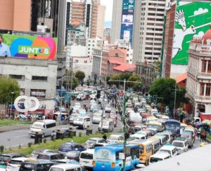 Congestión vehicular cerca al centro paceño