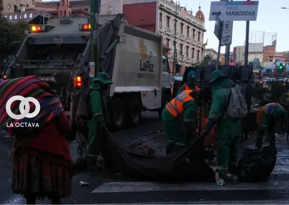 Personal de La Paz Limpia se encarga del lavado de calles tras laa verbena