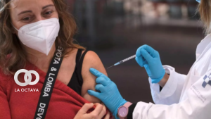 Mujeres aplicandose la vacuna anticovid