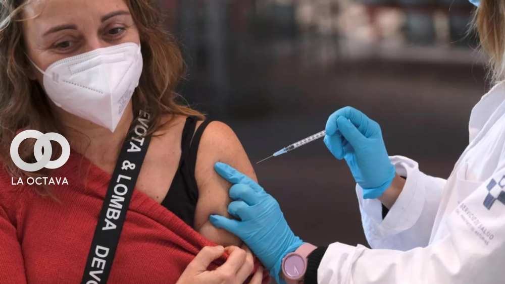 Mujeres aplicandose la vacuna anticovid
