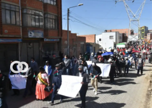 Multitudinario desfile defiende límites de La Paz