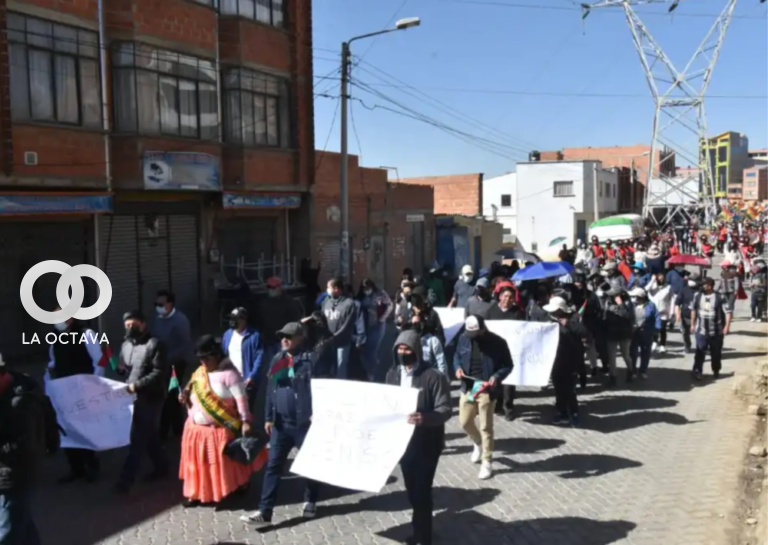 Multitudinario desfile defiende límites de La Paz