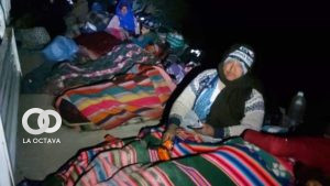 300 comunarios y pobladores de Cotagaita de la nación originaria Chichas bloquean el paso caminero a Uyuni, Villazón