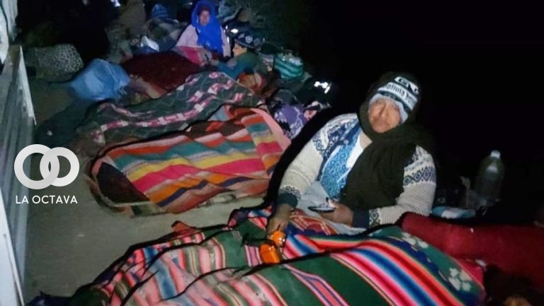 300 comunarios y pobladores de Cotagaita de la nación originaria Chichas bloquean el paso caminero a Uyuni, Villazón
