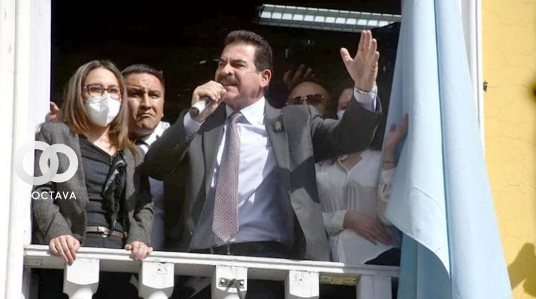 El alcalde Manfred Reyes Villa salud del balcón a sus seguidores tras la suspensión de su juicio