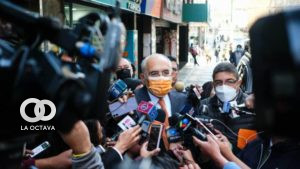 El expresidente Carlos Mesa en contacto con periodistas en el centro de la urbe paceña.