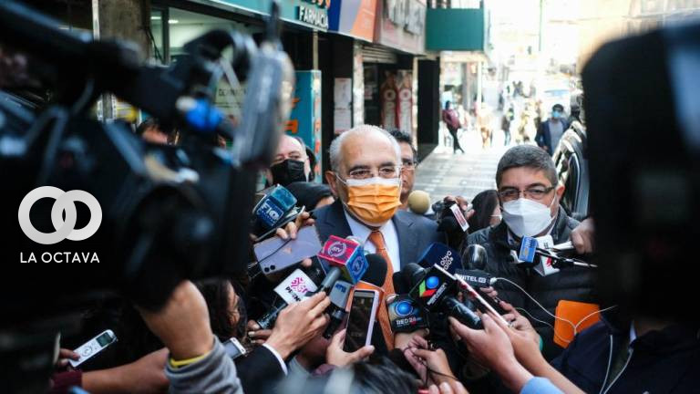 El expresidente Carlos Mesa en contacto con periodistas en el centro de la urbe paceña.