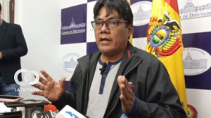 El legislador del MAS Héctor Arce en conferencia de prensa.