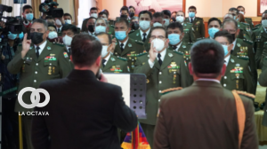 El ministro de Gobierno, Eduardo del Castillo, y el comandante general de la Policía Boliviana, Orlando Ponce, posesionando a las nuevas autoridades policiales. Foto Min de Gobierno