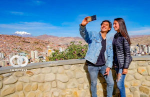 Foto de jóvenes con el servicio entel