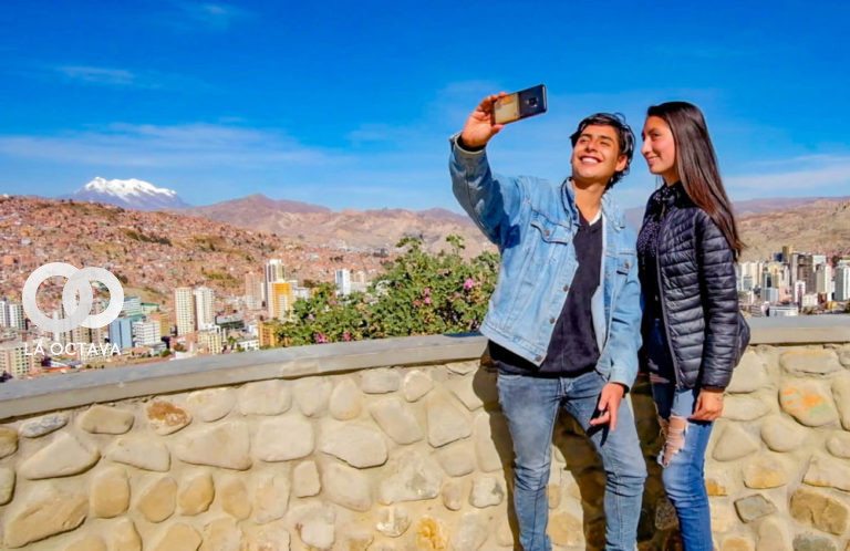 Foto de jóvenes con el servicio entel