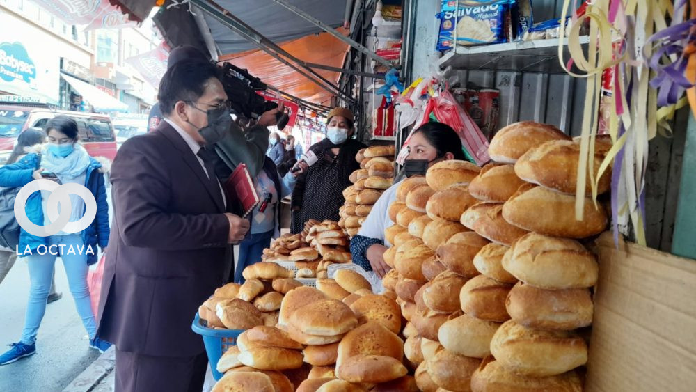 Viceministro Silva realiza control del precio y peso del pan