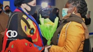 La ministra Prada recibe a la vicepresidenta electa de Colombia, Francia Márquez, en el aeropuerto de El Alto. Foto.Ministerio de la Presidencia
