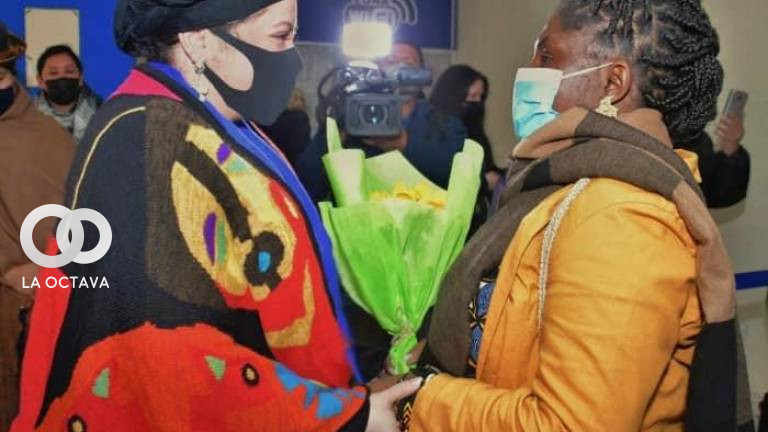 La ministra Prada recibe a la vicepresidenta electa de Colombia, Francia Márquez, en el aeropuerto de El Alto. Foto.Ministerio de la Presidencia