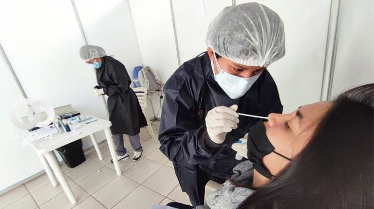 La toma de pruebas de antígeno nasal para Covid-19 en el campo ferial de Alalay.