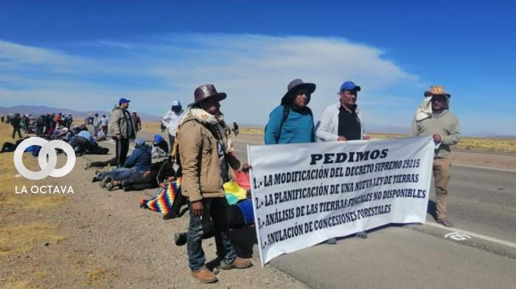 Marcha de los campesinos de la CSUTCB en el altiplano boliviano.