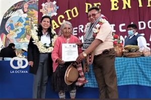 Mujer de 89 años recibe su certificado de Competencias