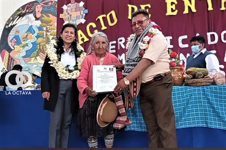 Mujer de 89 años recibe su certificado de Competencias