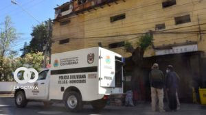 Personal de Homicidios en puertas de la cárcel de San Sebastián.