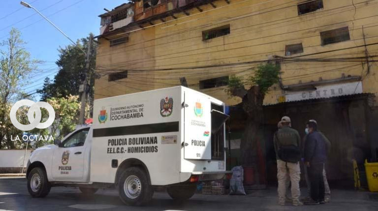 Personal de Homicidios en puertas de la cárcel de San Sebastián.