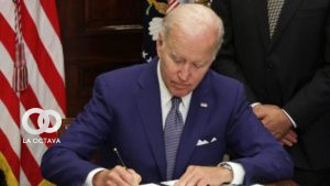Biden firma una orden ejecutiva que busca proteger el aborto