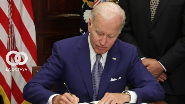 Biden firma una orden ejecutiva que busca proteger el aborto 