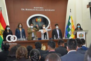 Abogados juran antes de tomar sus credenciales.