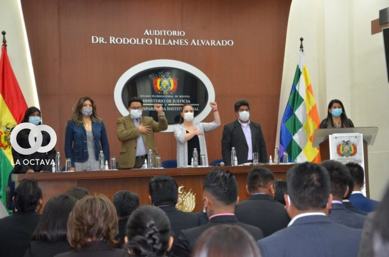 Abogados juran antes de tomar sus credenciales.