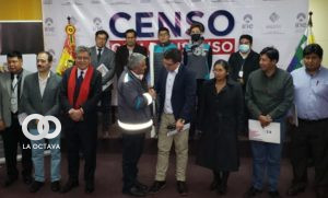 Arias y el ministro de Planificación, Sergio Cusicanqui, estrechan manos a la conclusión de la reunión en el INE