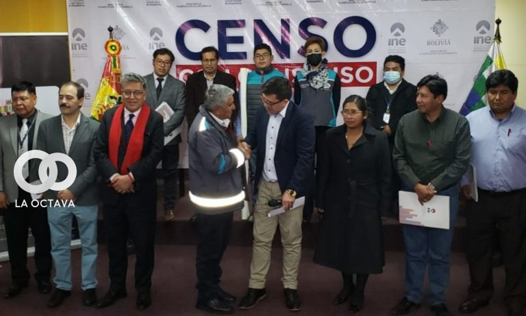 Arias y el ministro de Planificación, Sergio Cusicanqui, estrechan manos a la conclusión de la reunión en el INE