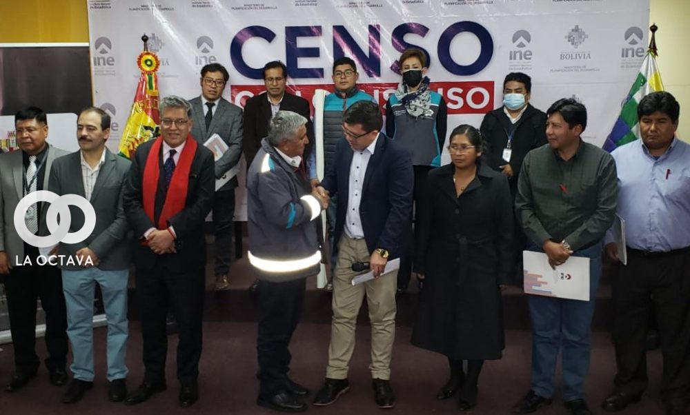Arias y el ministro de Planificación, Sergio Cusicanqui, estrechan manos a la conclusión de la reunión en el INE