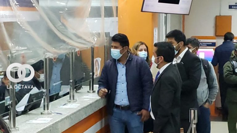 Arnold Alanes entrega a la Fiscalía querella contra Freddy Machicado
