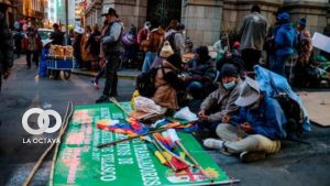 Campesinos cruceños se instalan frente a la vicepresidencia