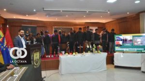 Cocaleros aprehendidos son presentados por el Ministro de Gobierno.