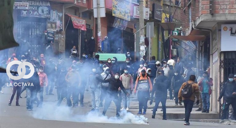 Cocaleros se enfrentan con efectivos policiales.