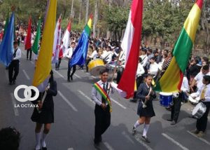 Desfile cívico escolar en Tarija