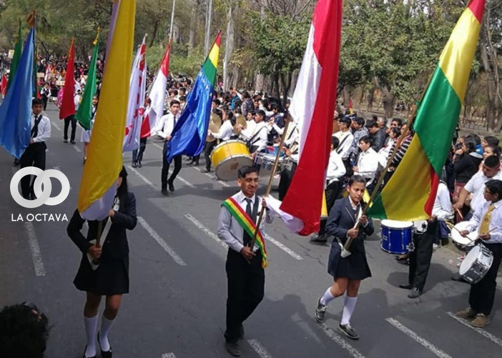 Desfile cívico escolar en Tarija