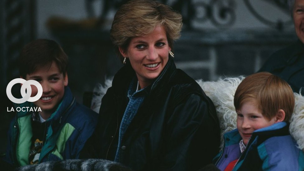 Diana en otro momento al lado de sus dos hijos, William y Harry.