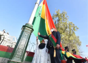 Alcalde iza la bandera nacional