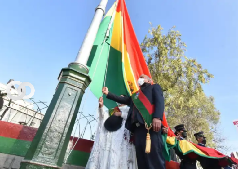 Alcalde iza la bandera nacional