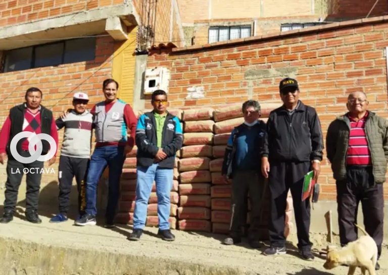 Subalcaldía entrega 50 bolsas de cemento