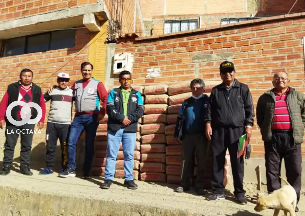 Subalcaldía entrega 50 bolsas de cemento