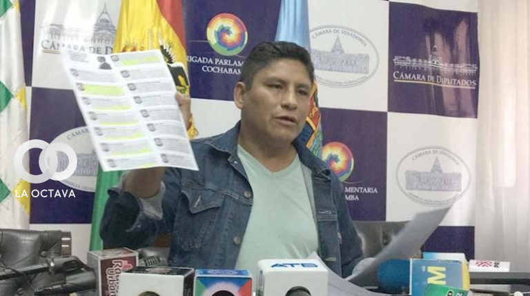 El diputado del MAS, Pacífico Choque, en conferencia de prensa