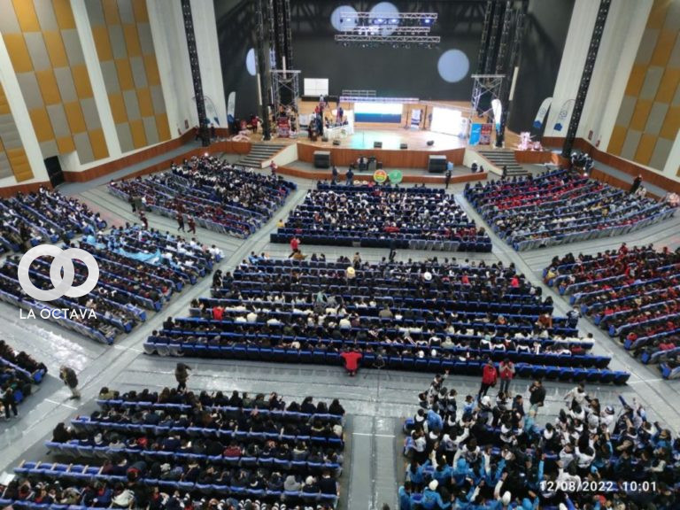 Estudiantes se concentra para recibir información sobre la industrialización