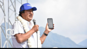 Evo Morales en un anterior evento en posesión de un celular. Foto. Los Tiempos
