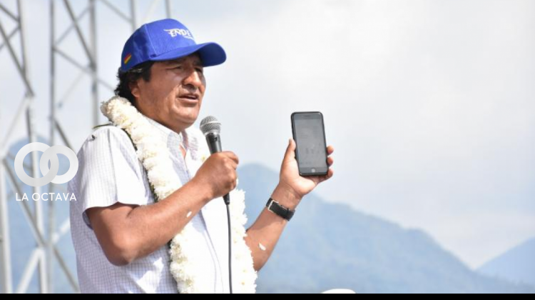 Evo Morales en un anterior evento en posesión de un celular. Foto. Los Tiempos