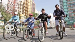 Familias recorriendo calles en el día del Peatón.